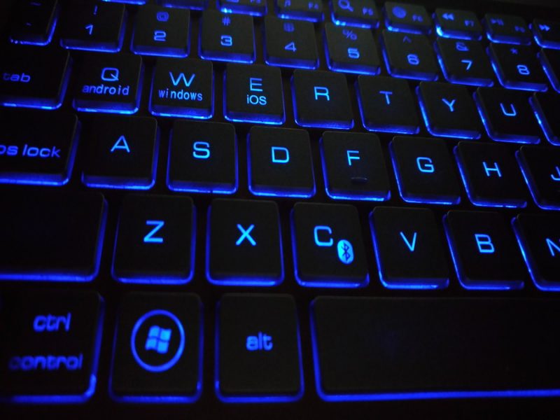青く光るキーボード